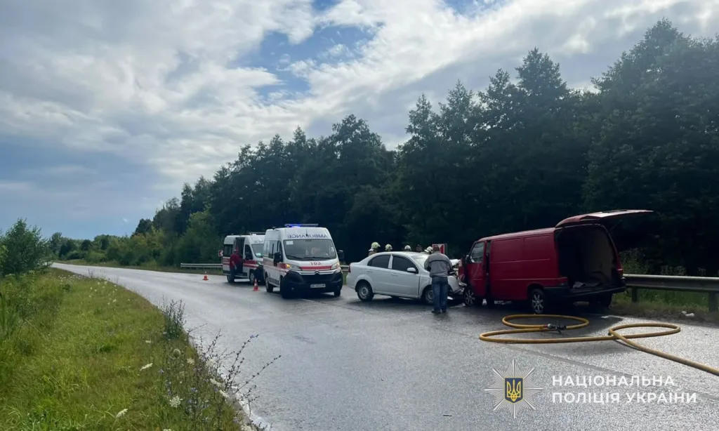 Дорожня аварія з машинами та каретою швидкої