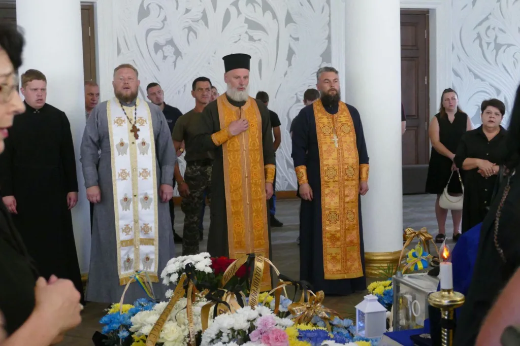 Священики проводять церемонію прощання у храмі