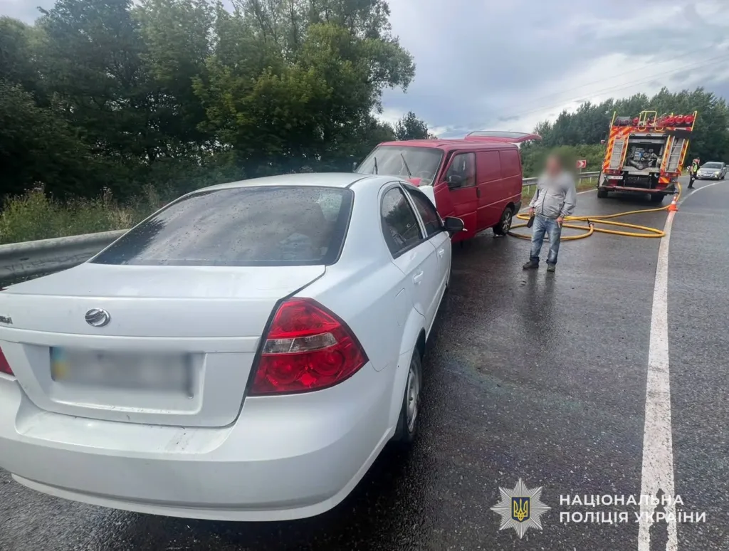Дорожня аварія за участю двох автомобілів і рятувальників