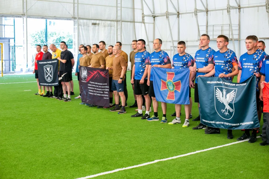 Військові України на спортивному заході з прапорами