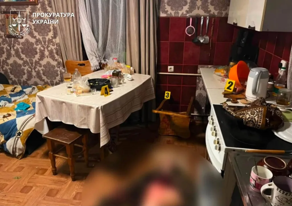 Місце злочину в кухні з доказами