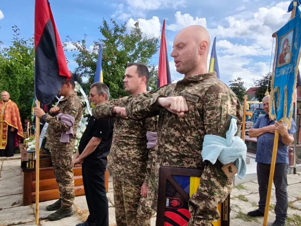 Військові стоять з прапорами під час церемонії
