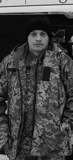 Військовий у камуфляжі стоїть на вулиці