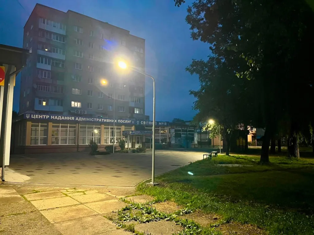 Центр адміністративних послуг у вечірньому місті