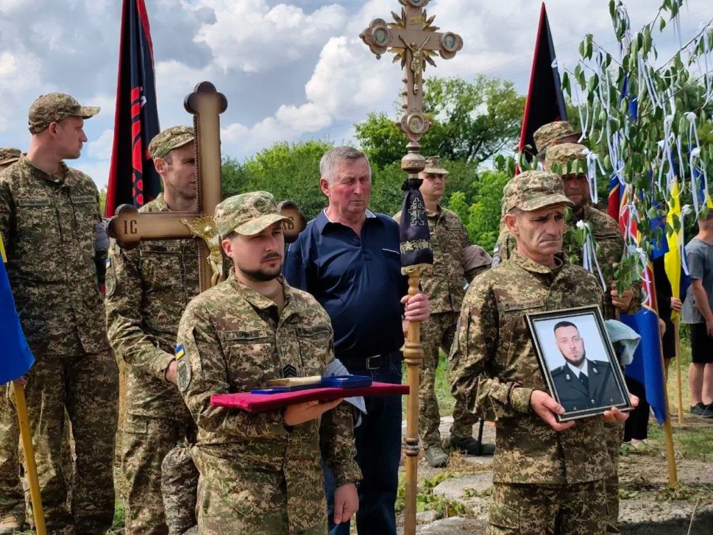 Військові проводжають загиблого солдата на цвинтарі