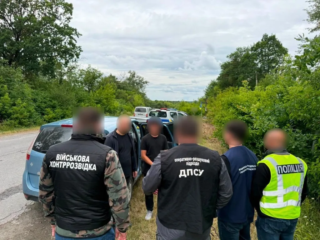Спільна операція контррозвідки та поліції біля автомобіля