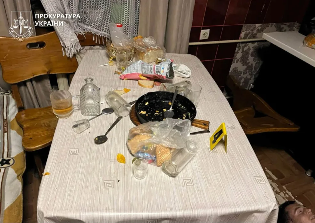 Безладний стіл з посудом і слідами розслідування
