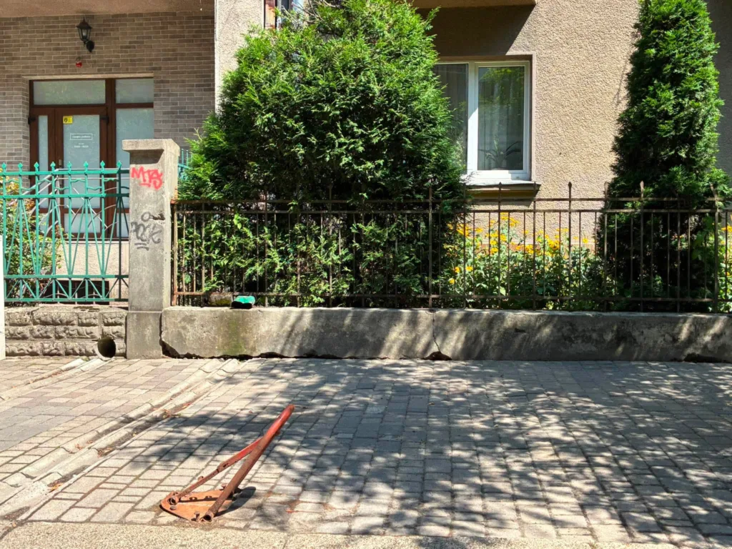 Зламаний паркувальний бар'єр біля житлового будинку