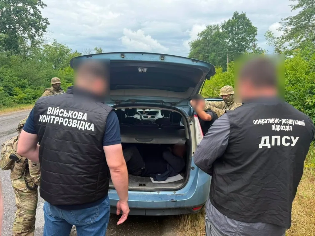 Військові зупинили автомобіль для перевірки на дорозі