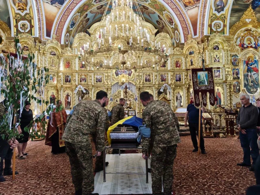 Військові прощаються із загиблим героєм у церкві