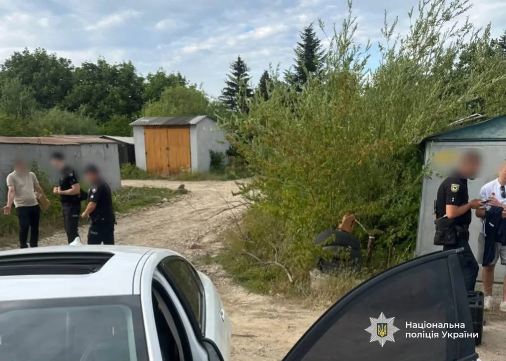 Поліція проводить огляд біля гаражів на околиці