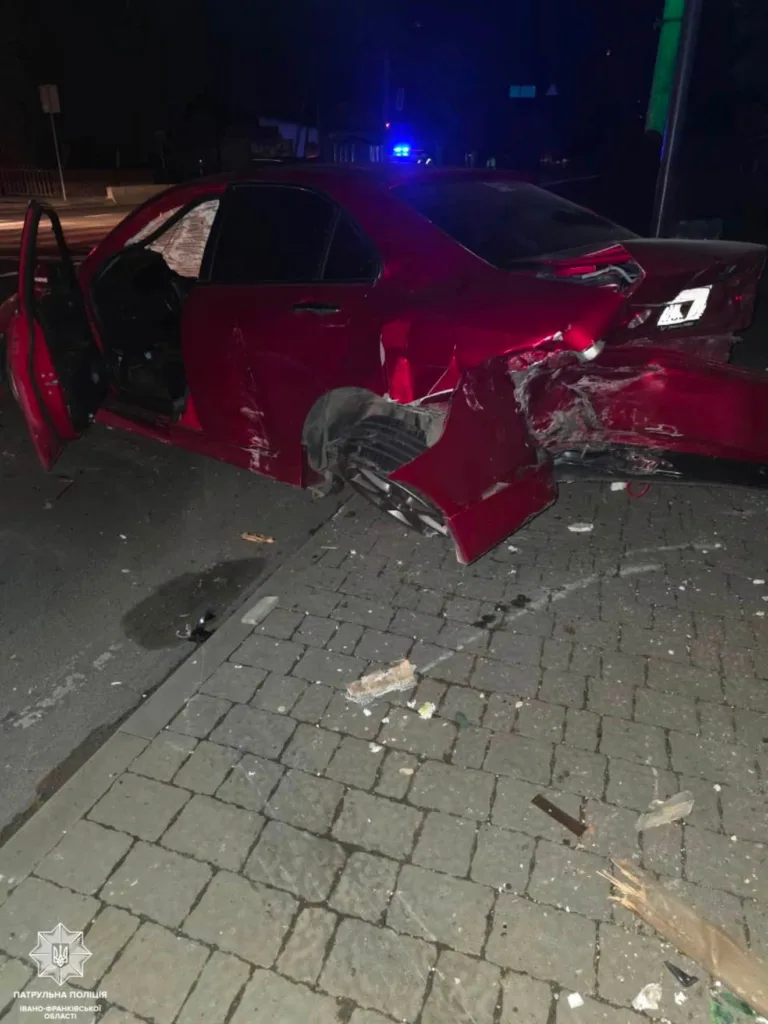 Червоний автомобіль після аварії вночі