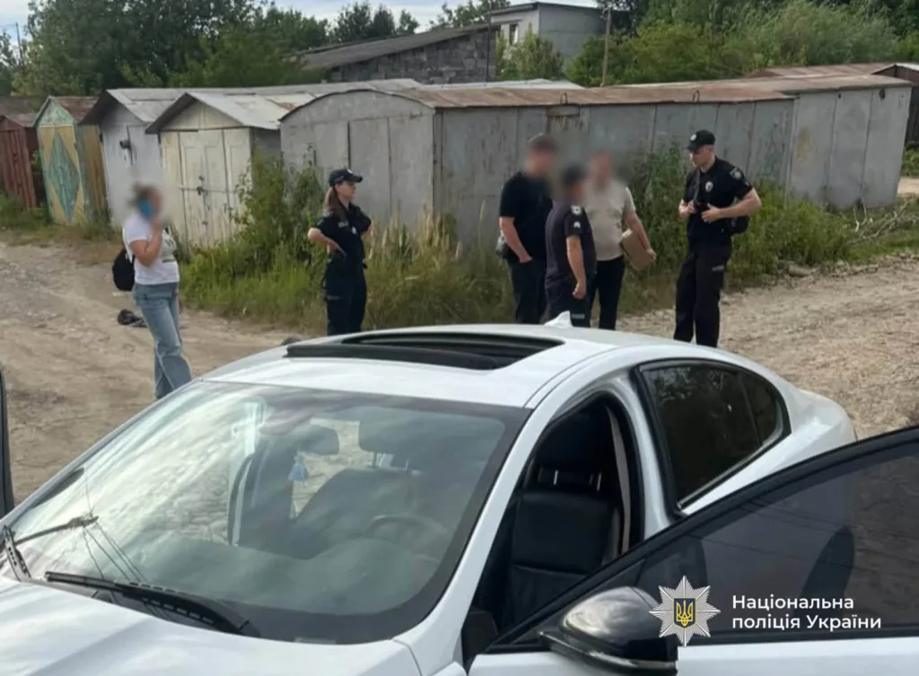 Поліція України проводить перевірку біля гаражів