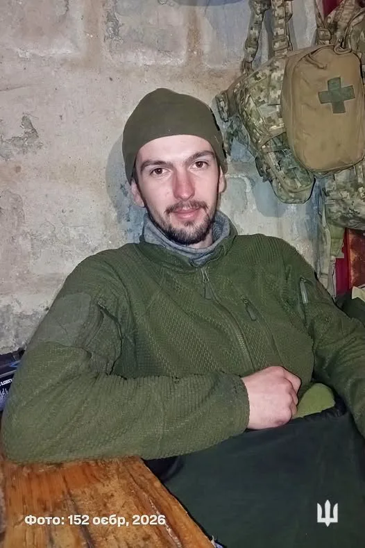 Військовий у камуфляжі відпочиває в укритті