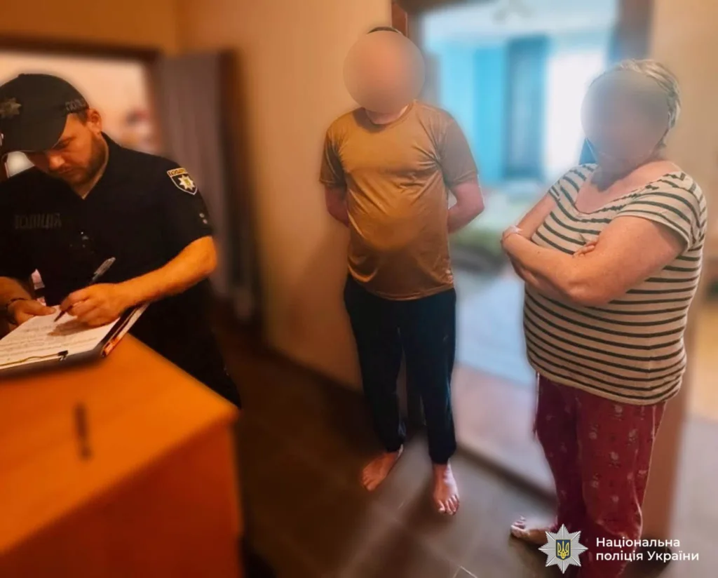 Поліція проводить перевірку у квартирі