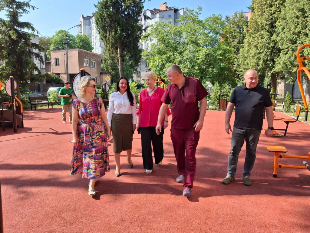 Люди прогулюються на спортивному майданчику на вулиці