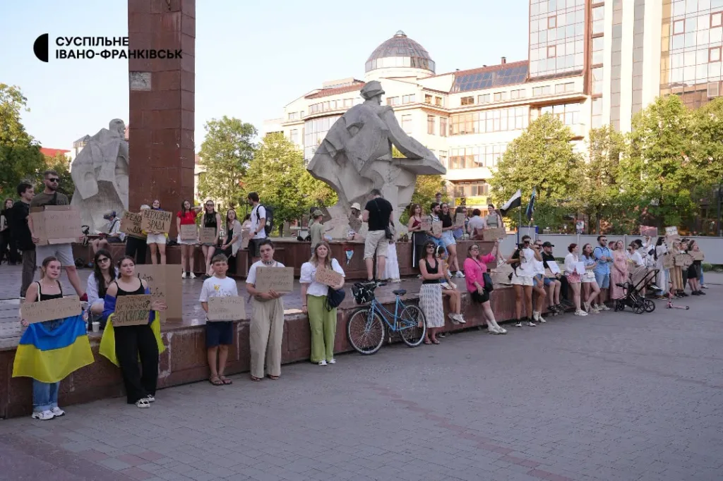 Мітинг біля пам’ятника в Івано-Франківську