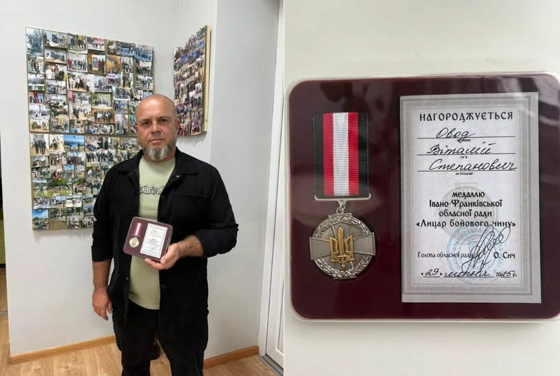 Чоловік отримує медаль Лицар бойового чину