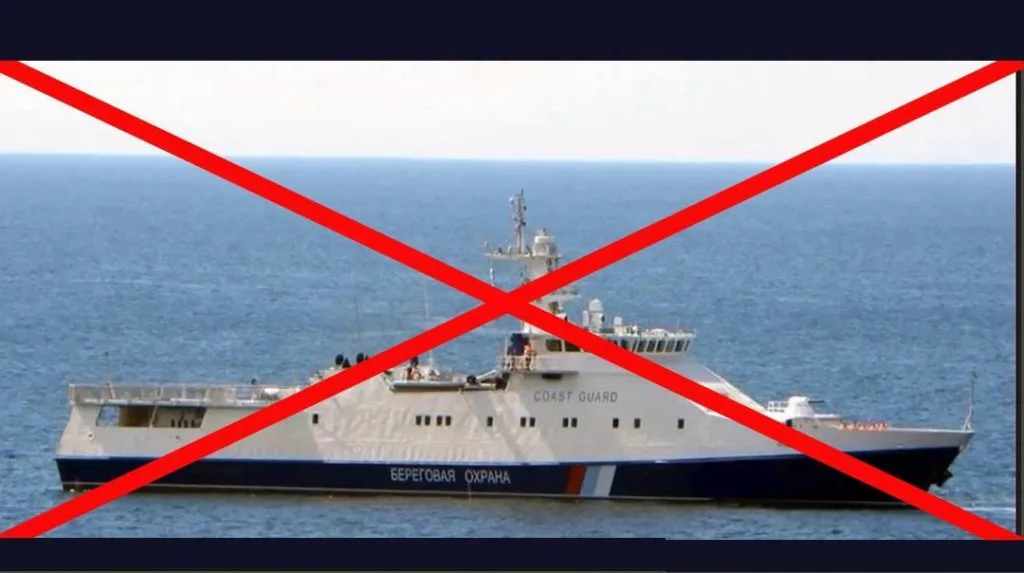 Береговий корабель із червоним хрестом на морі