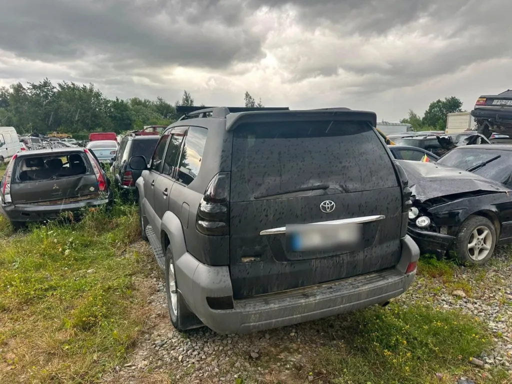 Пошкоджені автомобілі на автошроті після дощу