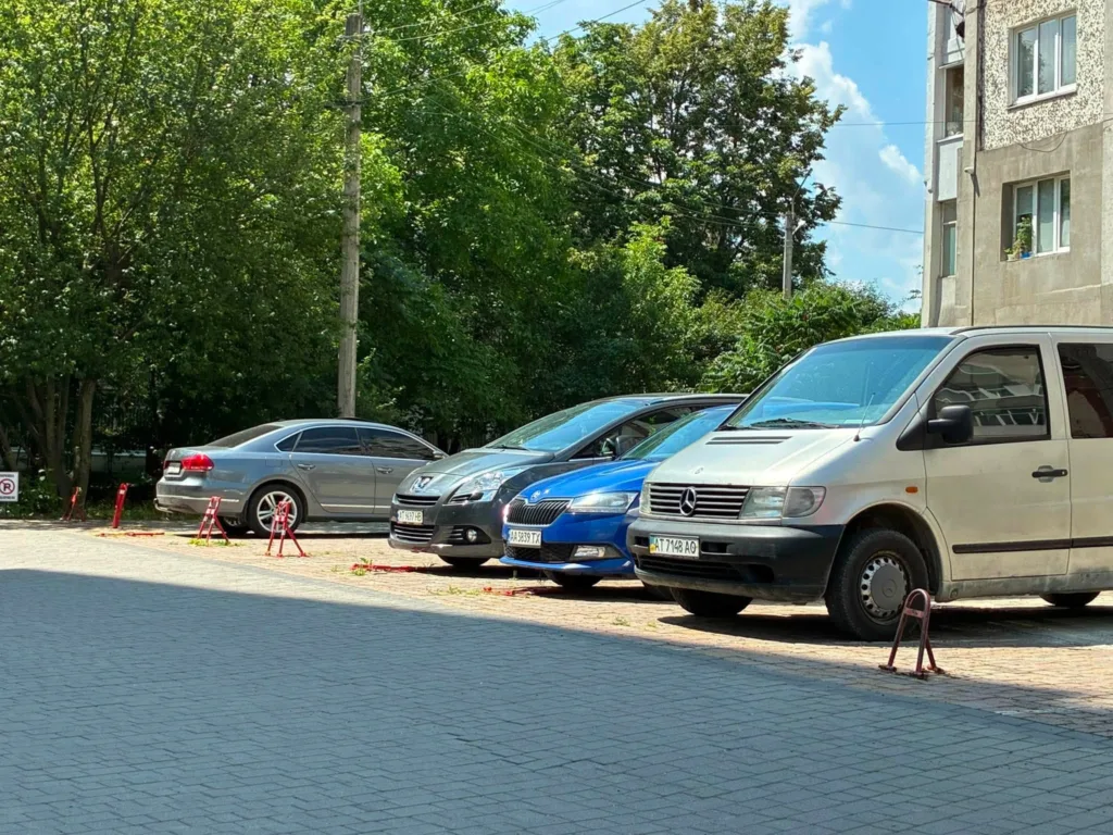 Припарковані автомобілі біля житлового будинку