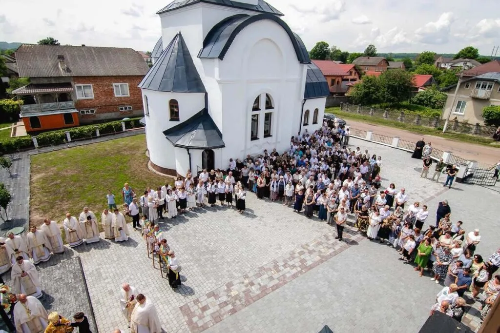 Освячення нової церкви зі зібранням парафіян
