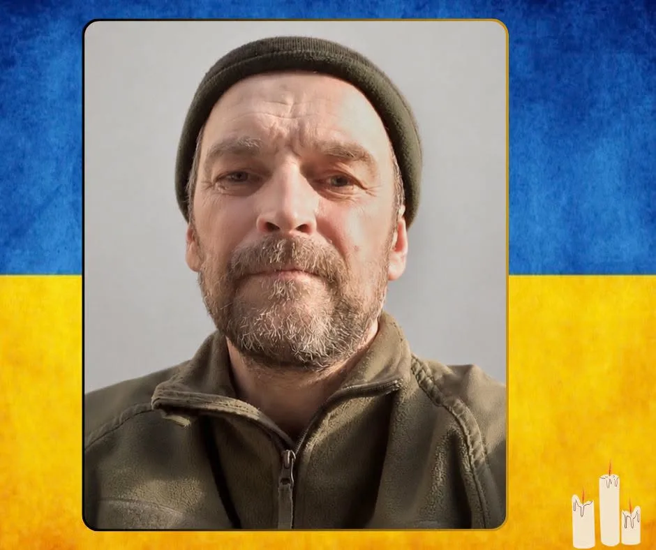 Портрет чоловіка на тлі прапора України