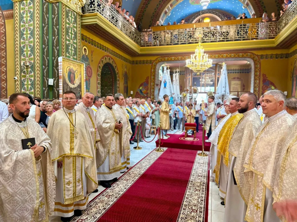 Священики у храмі під час богослужіння