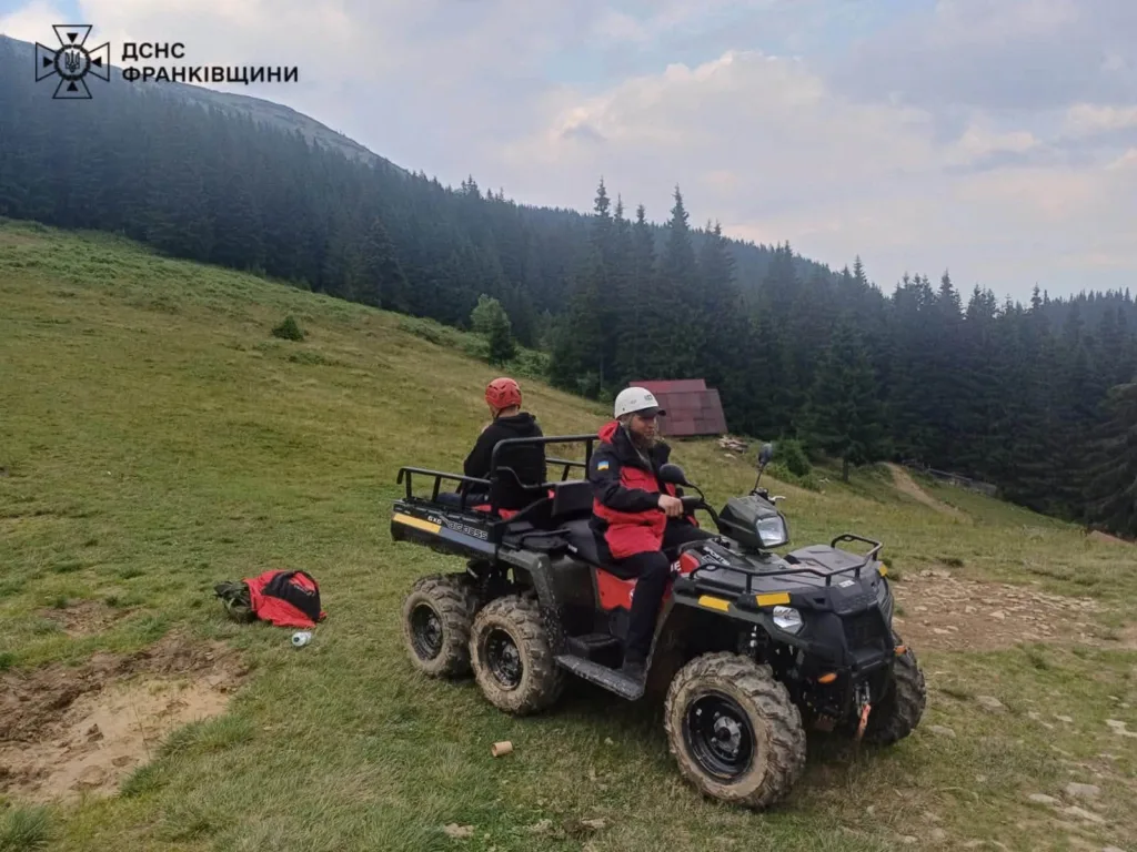 Рятувальники на квадроциклі в гірській місцевості