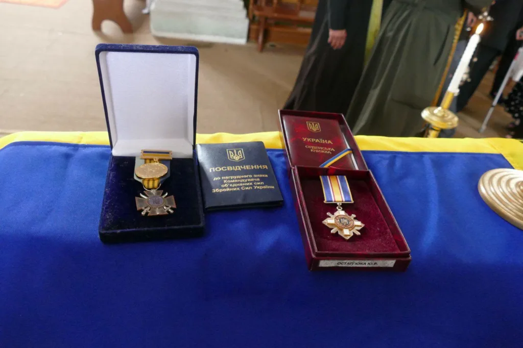 Українські військові нагороди та посвідчення на столі