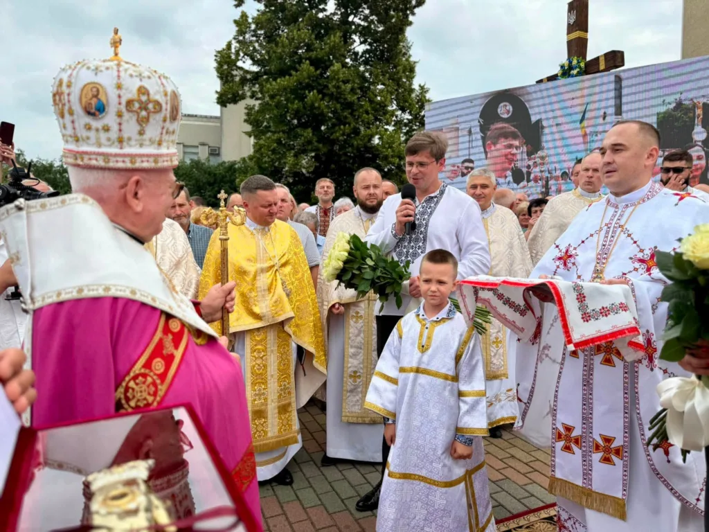 Релігійна церемонія священників на вулиці України