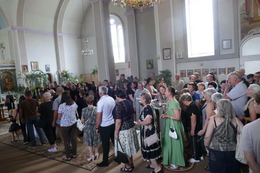 Люди зібрались у церкві на богослужінні