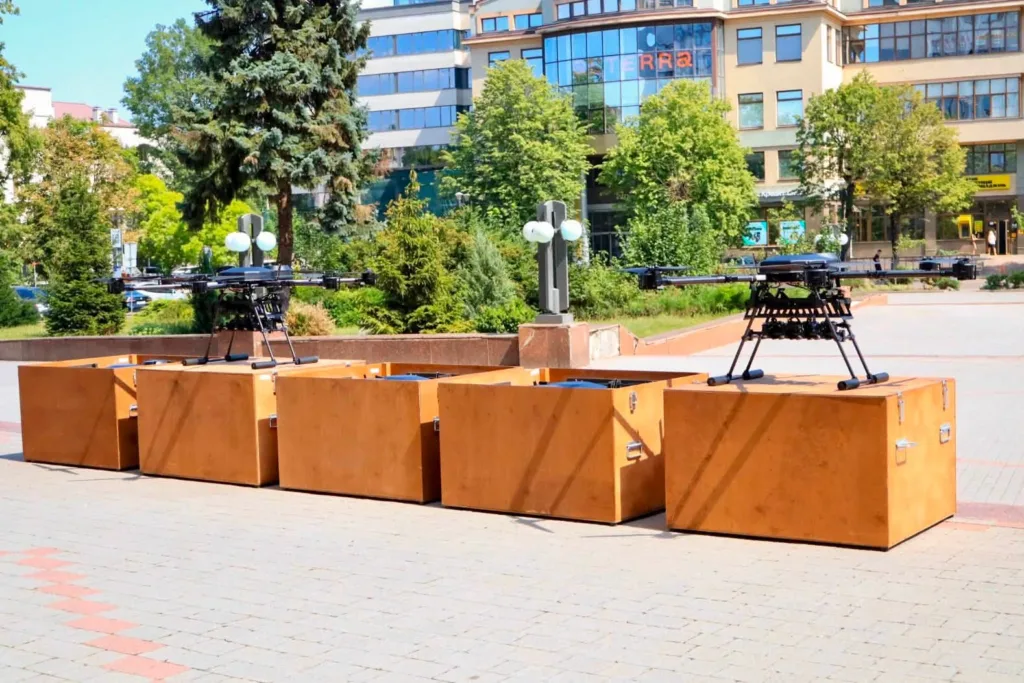 Дрони на великих дерев'яних коробках у місті