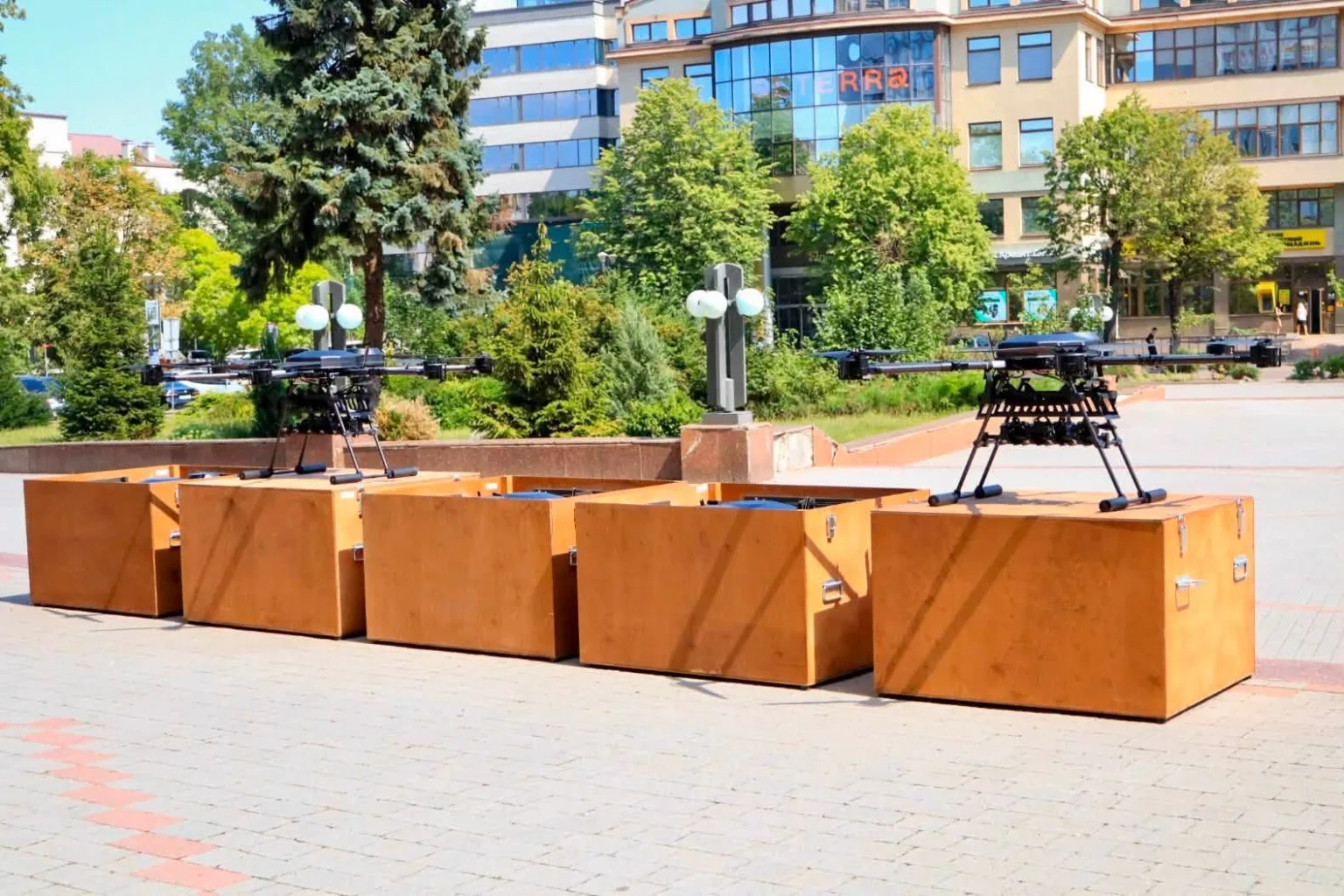 Дрони на великих дерев'яних коробках у місті