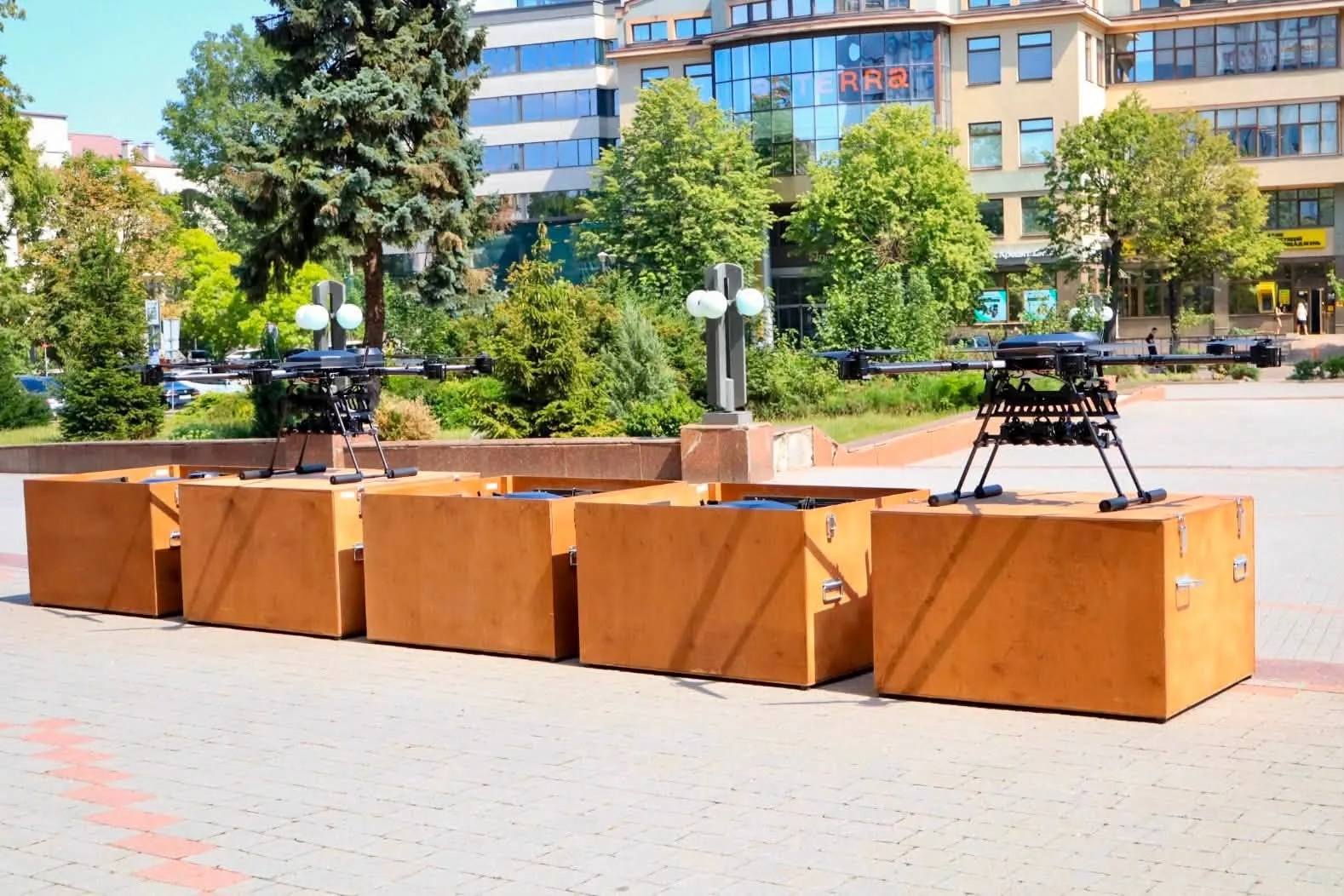 Дрони на великих дерев'яних коробках у місті