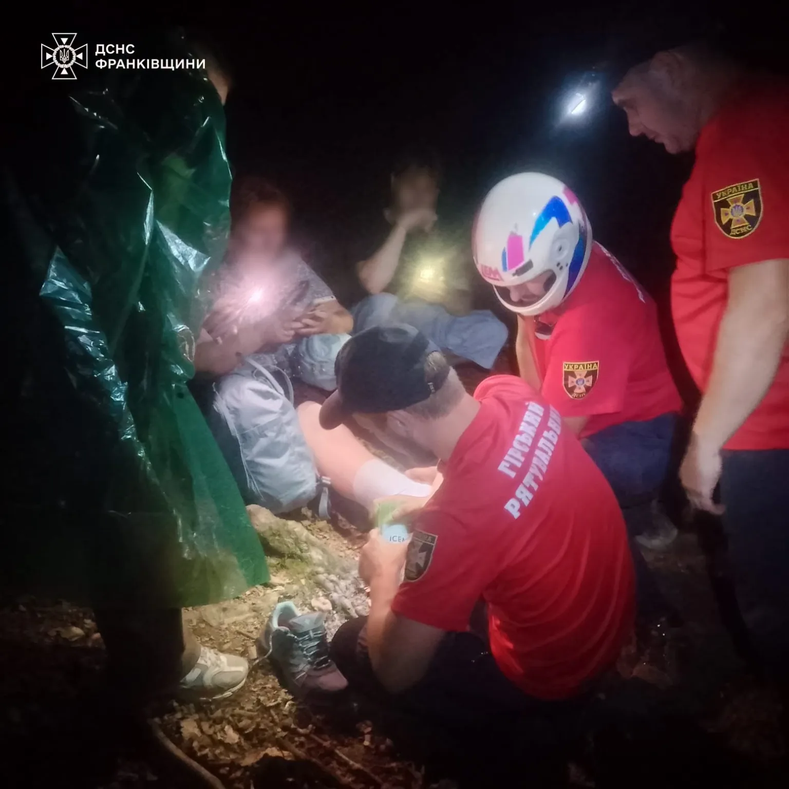 Рятувальники допомагають людині вночі в лісі