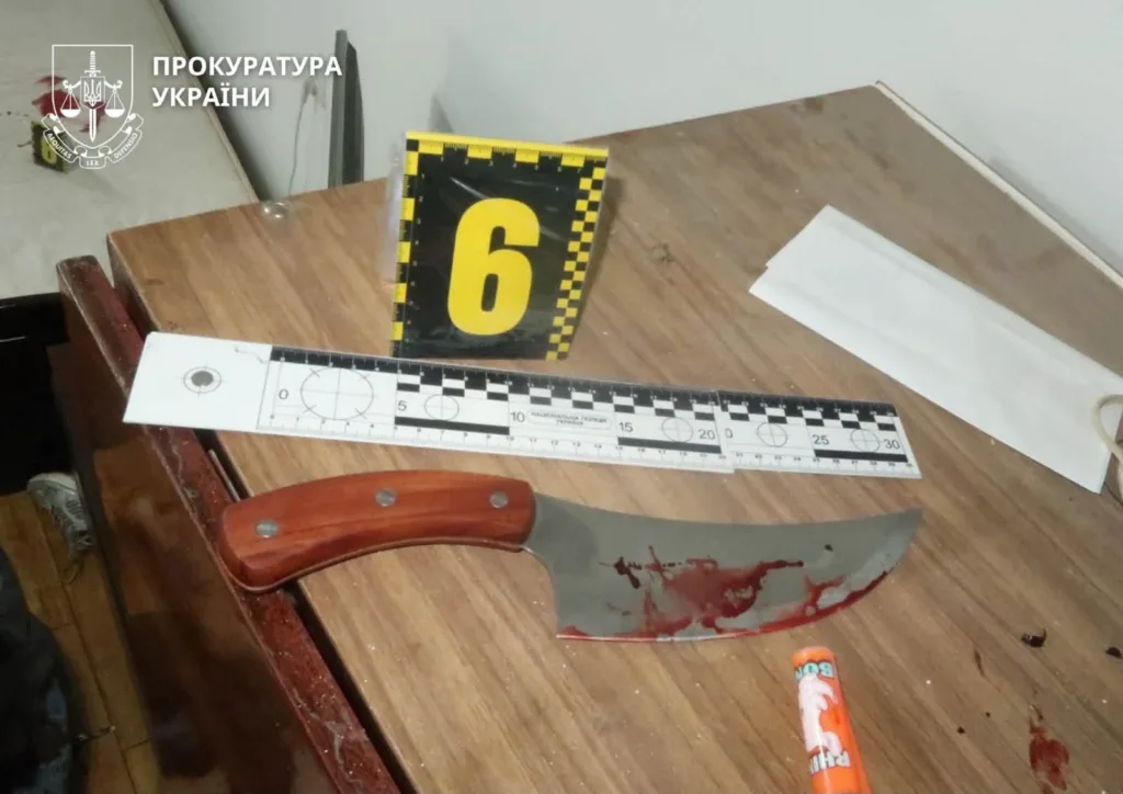 Закривавлений ніж на місці злочину