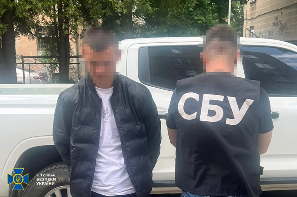 Оперативник СБУ затримує підозрюваного біля автомобіля