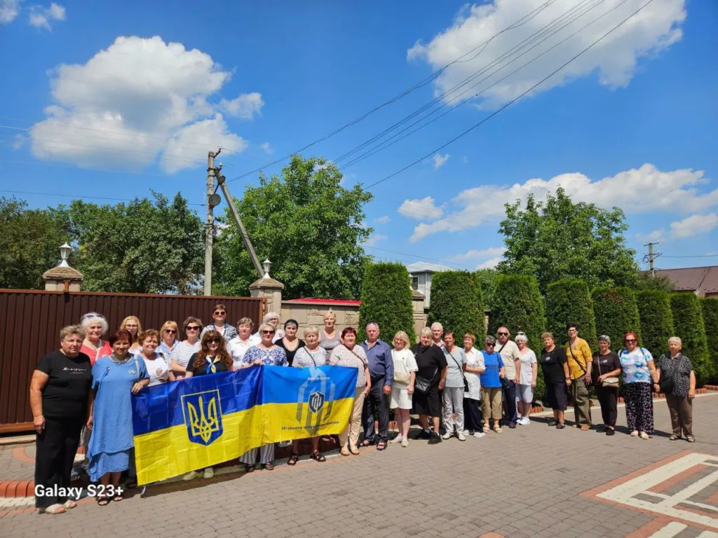 Група людей з українським прапором на вулиці