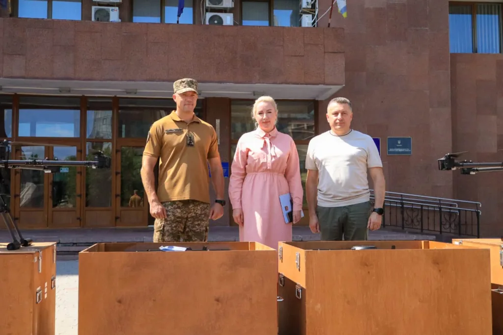 Передача дронів військовим біля адміністративної будівлі
