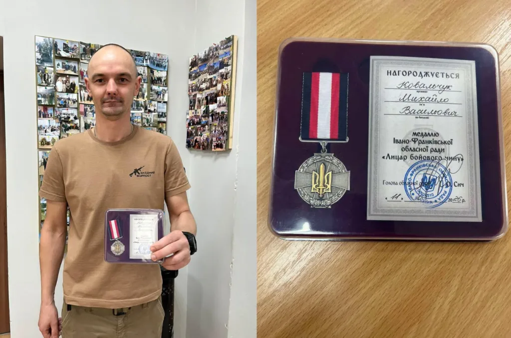 Чоловік отримує медаль Лицар бойового чину