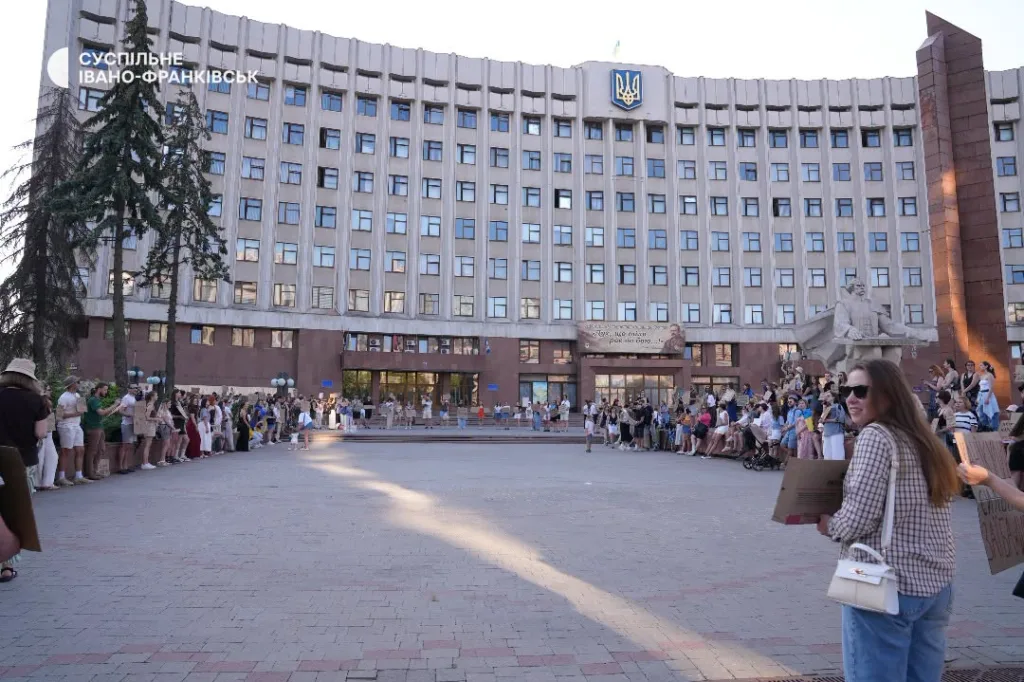 Люди зібралися біля адмінбудівлі в Івано-Франківську