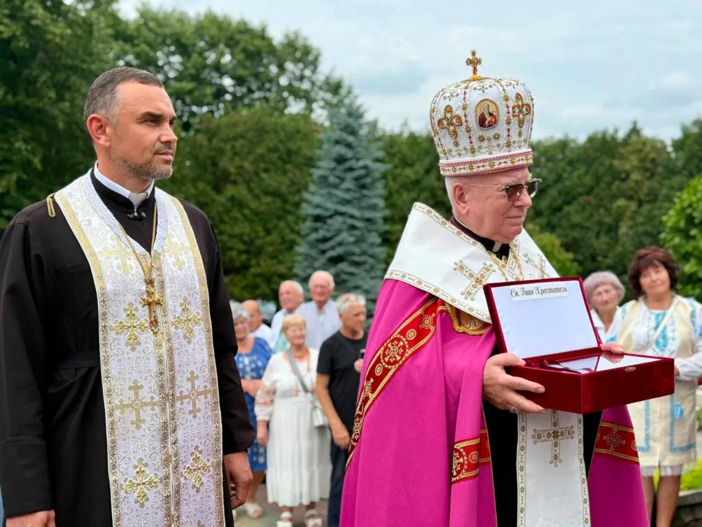 Священники під час церемонії на вулиці