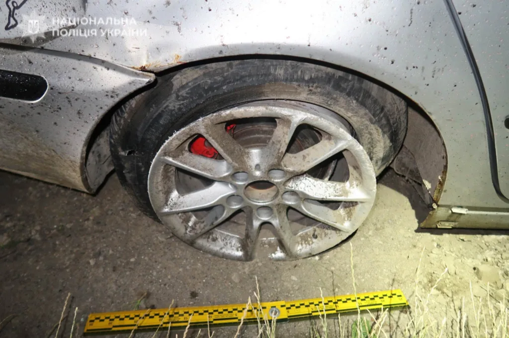 Пошкоджене колесо автомобіля після аварії