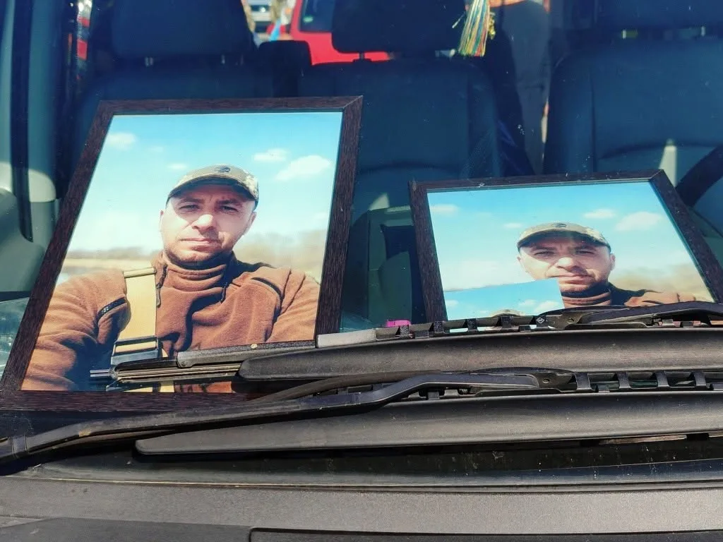 Дві фотографії чоловіка у військовій формі на авто