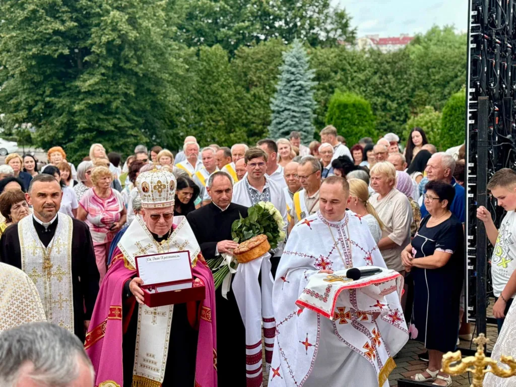 Релігійна процесія з духовенством і парафіянами на вулиці