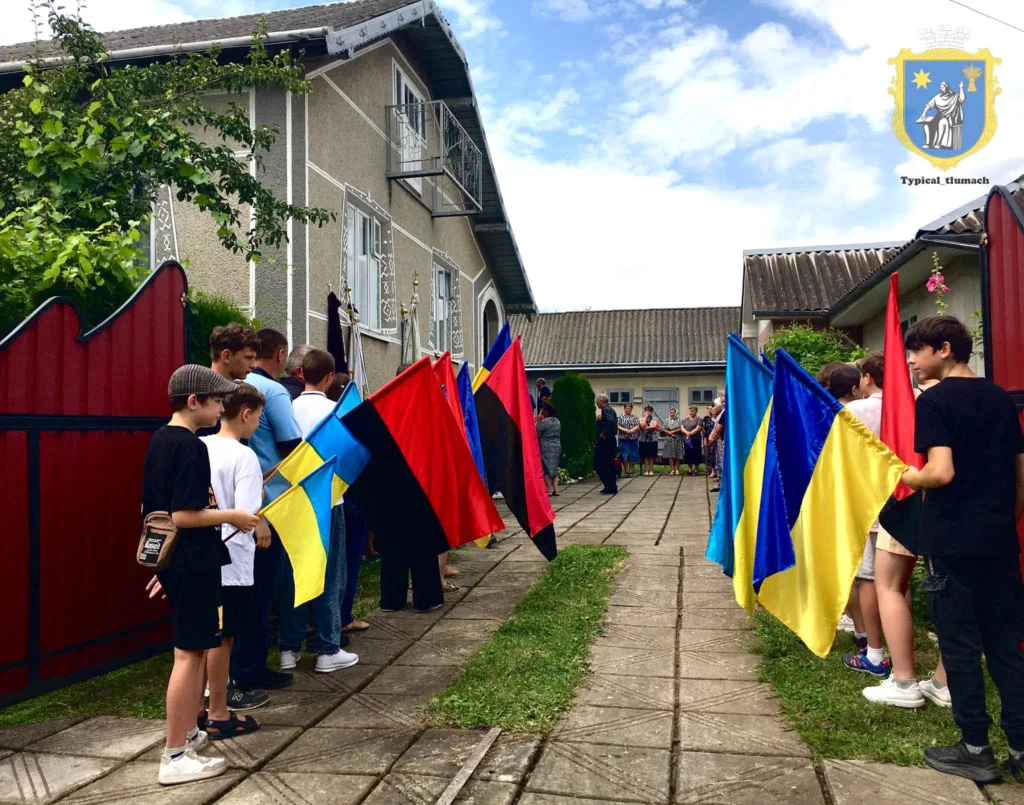 Діти тримають українські прапори на шкільному подвір’ї