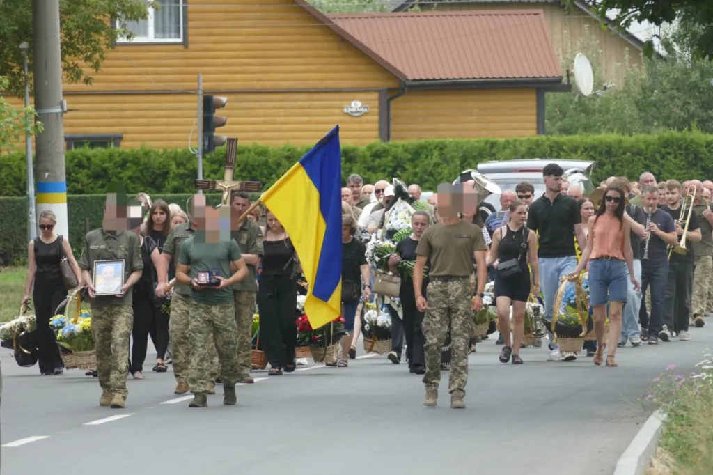 Похоронна процесія з прапором України на вулиці