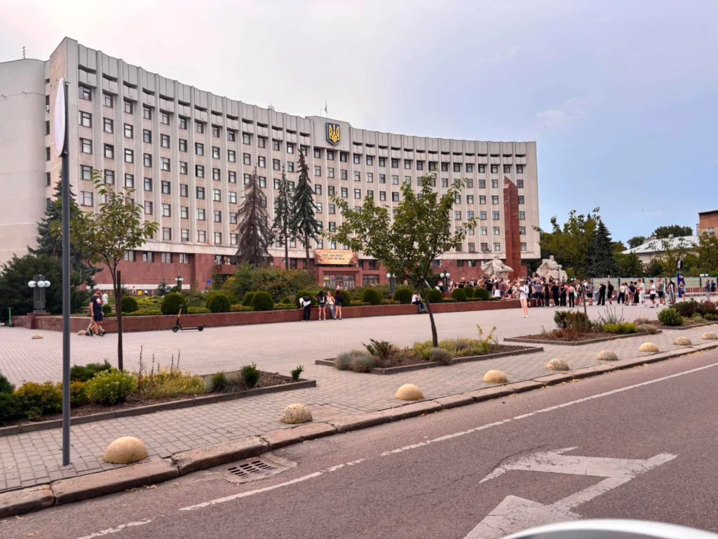 Адміністративна будівля з людьми на площі