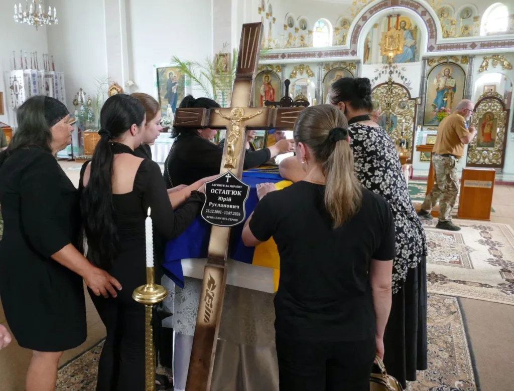 Прощання з героєм у церкві України